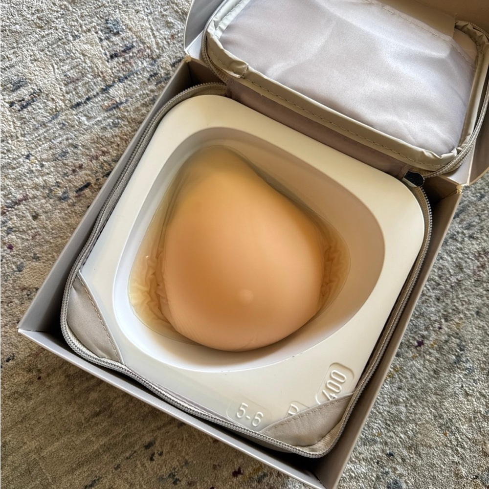 New Amoena breast shaper with air pump - Picture 3 of 6